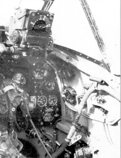 Гироскопический прицел, установленный в кабине истребителя «Спитфайр» Mk IX, оказал большую помощь молодым летчикам при ведении воздушного боя на виражах, однако ведущие асы RAF предпочитали пользоваться простым рефлекторным прицелом GM-2, который в меньшей степени ограничивал обзор вперед, но требовал от летчика хорошей воздушно-стрелковой подготовки и даже врожденного таланта.