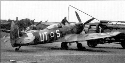 Заправки горючим истребителя «Спитфайра» Mk XVIE из 17-й эскадрильи, Силитэр, сентябрь 1945 г. Хорошо виден каплеобразный фонарь кабины пилота. 17-я эскадрилья действовала на Дальнем Востоке с середины 1942 г. до завершения второй мировой войны. Истребители «Спитфайр» Mk XVIE были сняты с вооружения 17-й эскадрильи в 1948 г.