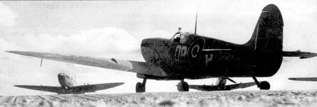 Летчики истребителей «Спитфайр» Mk IX из 411-й эскадрильи прогревают двигатели перед взлетом, аэродром Ниши, Голландия, декабрь 1944 г. На самолетах подвешены 30-галлонныс подфюзеляжные топливные баки. В кабине самолета на переднем плане установлен гироскопический прицел.