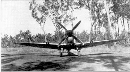 Истребитель «Спитфайр» Mk VIII командира 54-й эскадрильи скуадрон-лидера Эрика Гиббса, Дарвин, Австралия, апрель 1944 г. Самолет вооружен четырьмя 20-мм пушками Испано. Такое мощное и сравнительно редко применявшееся на «Спитфайрах» вооружение ставили специально для борьбы с японскими разведчиками Ки-46 «Дина». Фактически, в 1944 г. над Северными территориями Австралии «Дины» являлись единственными противниками «Спитфайров» из I-го авиакрыла RAAF. Гиббс начал войну в составе Берегового командования RAF, в апреле 1942 г. возглавил 54-ю эскадрилью, с которой был переброшен в Австралию. На его счету в конце войны числилось пять лично сбитых самолетов противника, один — в группе и пять поврежденных в воздушных боях самолетов. Все победы Гиббс одержал в 1943 г., действую с аэродрома Дарвин на «Сгитфайрах» Mk V.