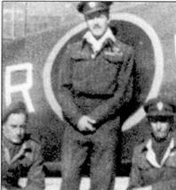 Командир 40-й эскадрильи южноафриканских ВВС подполковник Р. Роджерс (стоит в центре) на фоне своего «Спитфайра» Mk IX «РТб72», Италия.