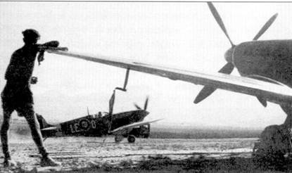 Истребитель «Спитфайр» Mk IX из 242-й эскадрильи выруливает на старт, Каленцана, Корсика, август 1944 г.