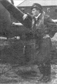 Флэг-офицер Отто Смик из 222-й эскадрильи позирует у своего истребителя «Спитфайр» IX. Смик погиб в воздушном бою в ноябре 1944 г., На его счету было восемь сбитых самолетов противника лично, два в группе, два вероятно сбитых и три поврежденных, кроме того, летом 1944 г. Смик сбил три беспилотных самолета-снаряда V-1.