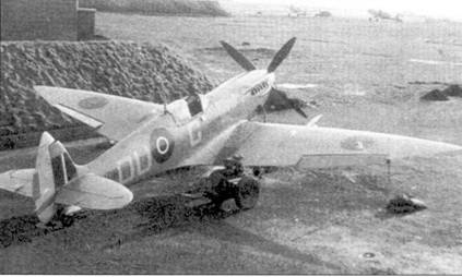 Истребитель «Спитфайр» Мк VII сфотографирован на аэродроме Скибрэ, Оркнейские острова. Высотные истребители дежурили здесь с целью перехвата немецких разведчиков, фотографировавших главную военно-морскую базу Royal NAVY Скапа-Флоу. Истребитель имеет маркировку 312-й эскадрильи, однако на нем летали пилоты из других подразделений. Летчики направлялись па Оркнейские острова в своего роди командировку, при этом летный состав ротировался реже, чем самолеты. В феврале 1944 г. флайт-лейтенанту Яну Блэру удалось перехватить и сбить истребитель-разведчик Bf 109. На снимке хорошо видно крыло увеличенного размаха, оснащенное более короткими элеронами. Такие крылья устанавливались на «Спитфайрах» Mk VII.