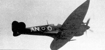 Истребитель «Спитфайр» Мк VIII, обратите внимание нга вытянутые законцовки плоскостей крыла высотной модели истребителя. Этот самолет принадлежит 4/7-й эскадрилье, летом 1943 г. подразделение базировалось на аэродроме Лентини в Италии.
