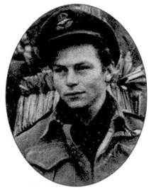 Флай-лейтенант Джеймс «Эдди» Эдвардс прибыл в Европу из канадского Саскатчевана, два года он воевал на «Киттихауках» и «Томогавках» в Северной Африке, прежде чем был сбит в 1944 г. В конце /943 г. он служил командиром звена в базировавшейся в Италии 92-й эскадрильи RCAF. На вооружении эскадрильи состояли истребители «Спитфайр» Мк V. Победный счет Эдвардса составили 15 сбитых лично, три — в группе, восемь самолетов лично и один в группе летчик сбил вероятно, 13 повредил, девять уничтожил на земле и пять повредил па земле.