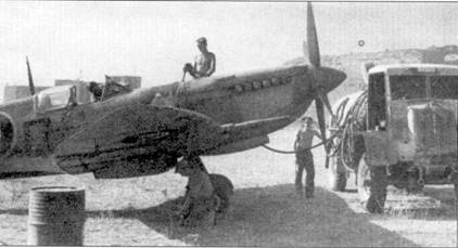 Техники заправляют топливом истребитель «Спитфайр» Mk VIII из 92-й эскадрильи, аэродром Гроттэгли, район Таранто, южная Италия, сентябрь 1943 г.
