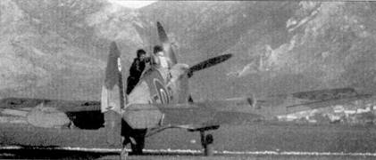 Истребитель «Спитфайр» Mk VIII из 601-й эскадрильи, Италия, лето 1944 г. В верхней части киля самолета изображена эмблема эскадрилья — «летящий меч» в белом диске.