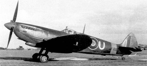 Истребитель «Спитфайр» Мк VIII из 417- й эскадрильи, аэродром Винафро, Италия, апрель 1944 г. Ранее самолет эксплуатировался в 308-й эскадрилье 31-й истребительной группы ВВС США. После перевооружения американской эскадрильи истребителями Р- 51 «Мустанг», «Спитфайры» были переданы в подразделения RAF.