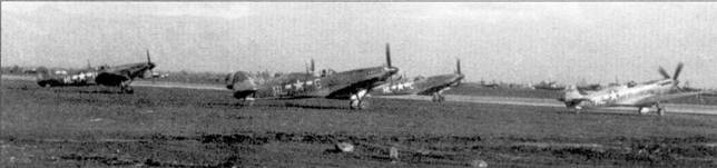 Истребители «Спитфайр» Mk VIII из 308-й эскадрильи 31-й истребительной группы ВВС США, аэродром Кастл- Волтурно, Италия, начало 1944 г.