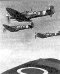 Патруль над Ла-Маншем, 1944 г. В полете звено «Спитфайров» Mk IX чешской 313-й эскадрильи; все самолеты оснащены дополнительными 90- галлонными топливными баками под фюзеляжами. С конца 1941 г. по начало 1944 г. па вооружении эскадрильи состояли «Спитфайры» Mk VB/С и Mk VI, «девятки» чешское истребительное подразделение получило в феврале 1944 г.