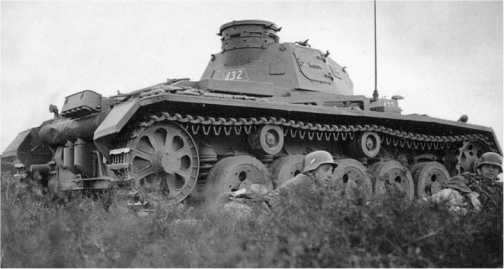 Pz.III Ausf.A во время учений в 1938 году. Хорошо видны ведущее колесо, характерной только для этой модификации формы, два поддерживающих катка и пружинная подвеска.
