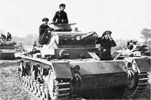 Pz.III Ausf.D. Польша, сентябрь 1939 года. Теоретически механик-водитель и стрелок-радист могли пользоваться для посадки в танк люками доступа к агрегатам трансмиссии. Однако, совершенно очевидно, что в боевой обстановке сделать это было практически невозможно.