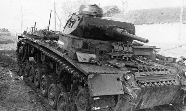 Этот Pz.III из 13-й танковой дивизии Вермахта, подбитый на Северном Кавказе в районе г. Орджоникидзе осенью 1942 года, — характерный пример «промежуточной модификации», которые порой возникали в процессе модернизаций и ремонтов.