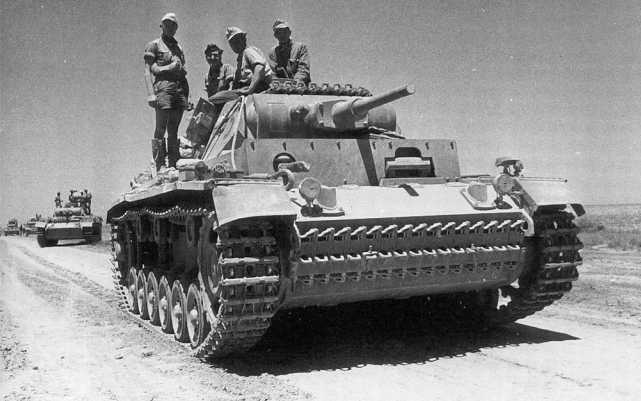 Pz.III Ausf.J в Африке. У этой машины в лобовой части корпуса установлен дополнительный 20-мм броневой лист.