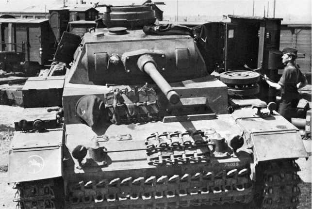 Вверху: танк Pz.III Ausf.J, вооруженный 50-мм длинноствольной пушкой. Внизу: Pz. III Ausf.J во время разгрузки с железнодорожной платформы. Восточный фронт, 1942 год. На правом крыле машины — тактический значок 24-й танковой дивизии Вермахта.