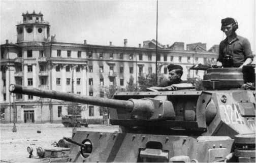 Танк Pz.III Ausf.J на улице Воронежа. Июль 1942 года. Дополнительный броневой лист на башне этого танка не установлен.