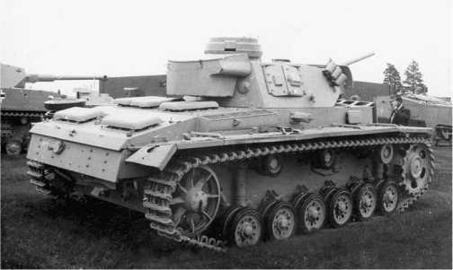 Вид сбоку сзади на танк Pz.III Ausf.L.