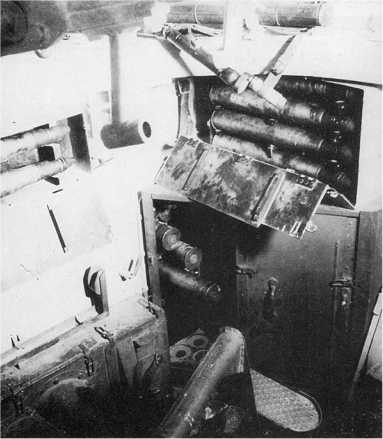 Вид на ящики для 50-мм выстрелов в боевом отделении танка.