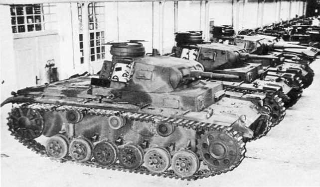 Танки Pz.III Ausf.G в сборочном цеху. Первые две машины вооружены 37-мм пушками, третья — 50-мм.