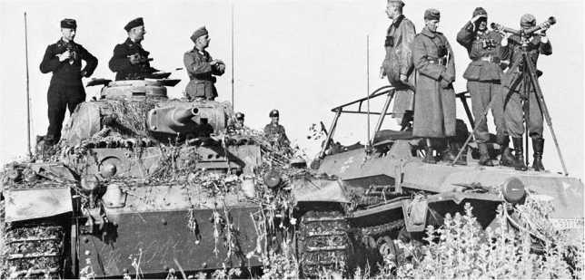 Командирский танк Pz.Bf.Wg.III Ausf.Е и командно-штабной бронетранспортер Sd.Kfz.251/3 штаба 9-й танковой дивизии. Восточный фронт, 1941 год.