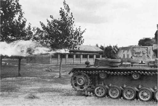 Огнеметный танк Pz.III Ausf.M (FI) в бою. Восточный фронт, лето 1943 года.