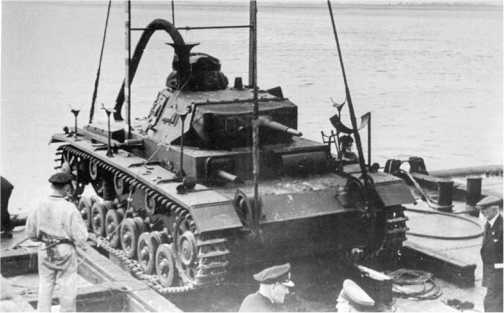 Начало испытаний Tauchpanzer III: танк поднимают <a href='https://kran-info.ru/' target='_blank' rel='external'>краном</a> для последующего опускания в воду. 1940 год.