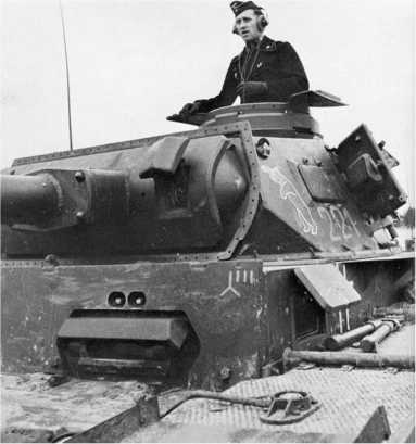 Этот Tauchpanzer III несет на броне, на первый взгляд, несовместимые тактические знаки. Красный медведь в белой окантовке говорит о принадлежности машины к 6-му танковому полку 3-й танковой дивизии, но на лобовой броне — эмблема 4-й танковой дивизии! Все просто — подразделение танков подводного хода, сформированное в составе 3-й танковой дивизии, в ходе подготовки к операции Seelove передали в состав 4-й танковой. Отсюда и непонятный, на первый взгляд, конгломерат эмблем.