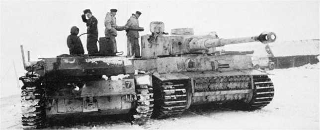 Перегрузка боеприпасов в тяжелый танк Pz. VI Tiger с подвозчика боеприпасов Munitionsschlepper III. Восточный фронт, зима 1944 года.