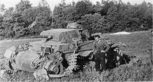 Один из 135 Pz.III подбитых в ходе Французской кампании. Судя по изображению бизона на борту башни этот Pz.III Ausf.Е принадлежит к 7-му танковому полку 10-й танковой дивизии. Май 1940 года.