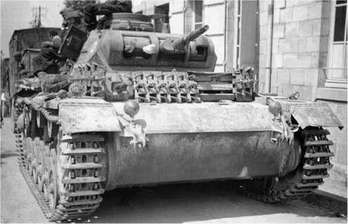 Уже во время Французской кампании 1940 года немцы начали использовать запасные гусеницы для усиления бронезащиты своих танков, в данном случае — Pz.III Ausf.Е.