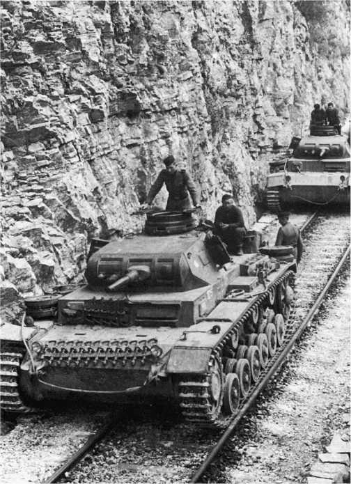 Колонна танков Pz.III Ausf.Е 2-й танковой дивизии движется по железнодорожным путям в горной местности. Греция, май 1941 года.