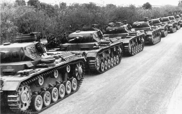 Танки Pz.III Ausf.G 5-го танкового полка 5-й легкой дивизии перед отправкой в Северную Африку, 1941 год.