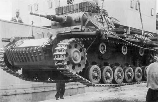 Выгрузка танков Pz.III Ausf.G 5-го танкового полка в порту г. Триполи. 11 марта 1941 года.