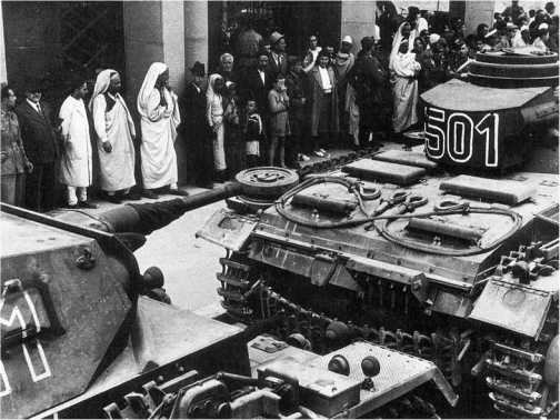 «Тройки» 5-го танкового полка на улице г. Триполи. Март 1941 года.