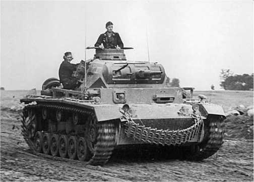 Командирский танк Pz.Bf.Wg.III Ausf. H. Это одна из машин штаба 33-го танкового полка 9-й танковой дивизии 1-й танковой группы Клейста. Восточный фронт, июль 1941 года.
