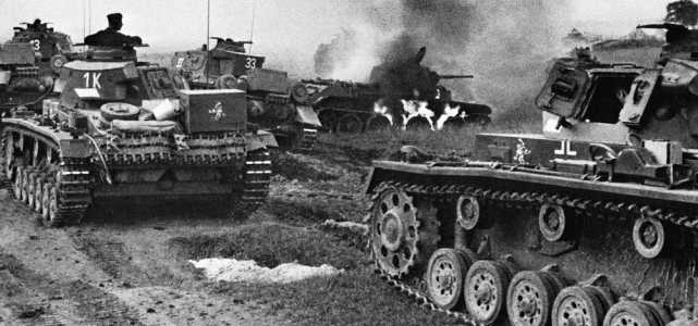 Поход на Восток начался! Подразделение Pz.III 11-й танковой дивизии продвигается вглубь советской территории. На заднем плане — горящий БТ-7. 1941 год.