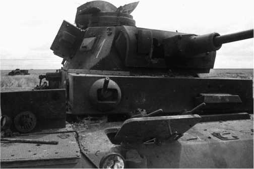 Pz.III Ausf.J подбитый советскими войсками на Южном фронте. 1941 год.