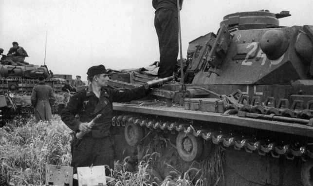 Экипаж одного из танков Pz.III Ausf.G 14-й танковой дивизии 1-й танковой группы Клейста заливает бензин в баки своей боевой машины (вверху) и загружает 50-мм выстрелы (внизу). Восточный фронт, июль 1941 года.