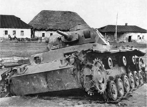 Танк Pz.III Ausf.J, подбитый советскими артиллеристами в районе Харькова. Юго-Западный фронт, май 1942 года.