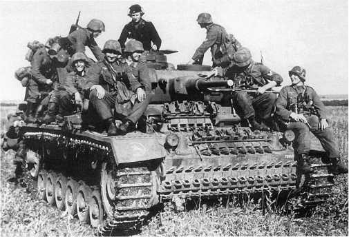 Немецкие пехотинцы на броне танка Pz.III Ausf.J. 24-я танковая дивизия, излучина Дона, июль 1942 года.
