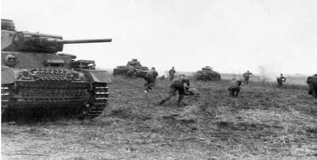 Немецкие танки, подбитые в районе Моздока. На переднем плане — Pz.III Ausf.J. Северный Кавказ, декабрь 1942 года.