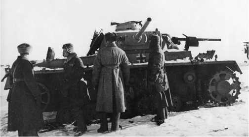 Бойцы и командиры Красной Армии осматривают подбитые немецкие танки Pz.III Ausf.J и Ausf.L. Сталинград, февраль 1943 года.
