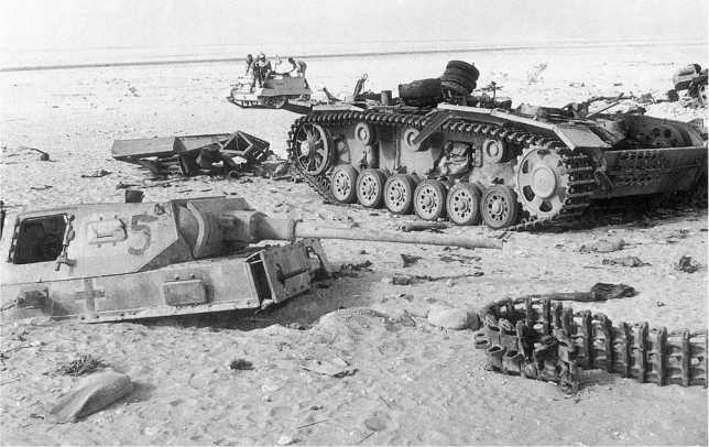 Pz.III Ausf.J 15-й танковой дивизии уничтоженный взрывом боекомплекта. Северная Африка, август 1942 года.