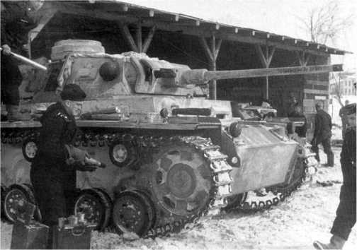Загрузка 50-мм выстрелов в танк Pz.III Ausf.J. Восточный фронт, зима 1943 года.