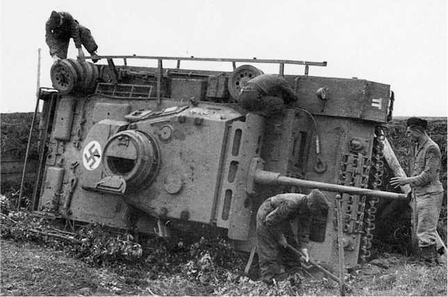 Опрокинувшийся в результате неудачного маневрирования Pz.III Ausf.М из состава моторизованной дивизии СС «Рейх». Курская дуга, 1943 год.