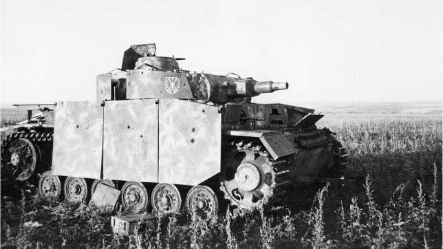Pz.III Ausf.N, подбитый в ходе операции «Цитадель». Судя по эмблемам, эта машина из 3-го танкового полка 2-й танковой дивизии Вермахта. Орловское направление, август 1943 года.