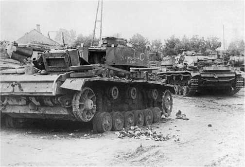 Танк Pz.III Ausf.L и машина передовых артиллерийских наблюдателей Panzerbeobachtungswagen III, подбитые и захваченные Красной Армией в ходе наступления на «Миус-фронте». Август 1943 года.