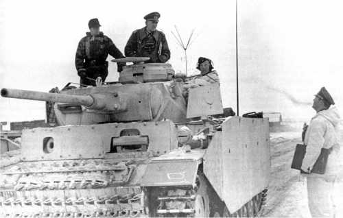 Дольше всего в войсках эксплуатировались командирские варианты «троек». Pz.Bf.Wg.III Ausf.K из состава 2-го танкового полка 16-й <a href='https://arsenal-info.ru/b/book/1627328415/38' target='_self'>танковой дивизии</a>. Восточный фронт, конец 1943 года.