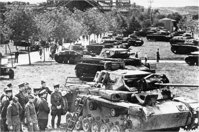Бойцы и командиры Красной Армии осматривают немецкий средний танк Pz.III Ausf. L на выставке трофейной техники в ЦПКиО имени Горького. Москва, 1944 год.